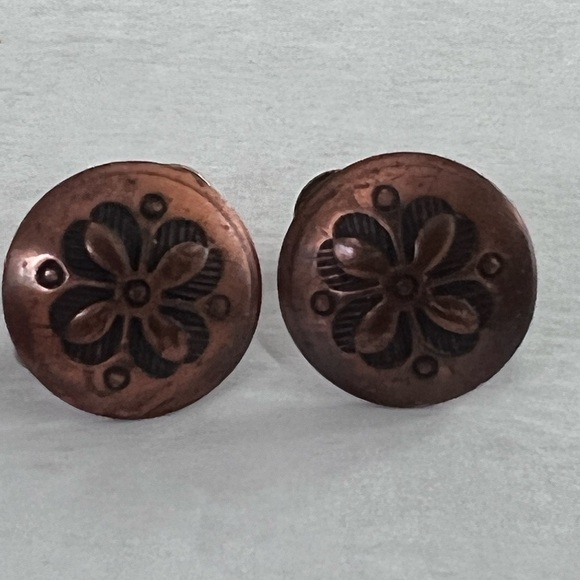 Vintage Small Copper Hammered Screw On Earrings - Picture 1 of 8